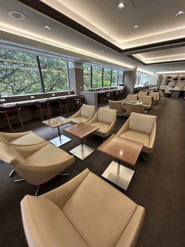 American Airlines Admirals Club / JAL Sakura Lounge