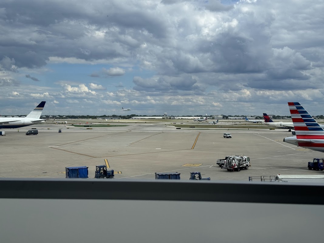 American Airlines Admirals Club (Rotunda H6/K6)