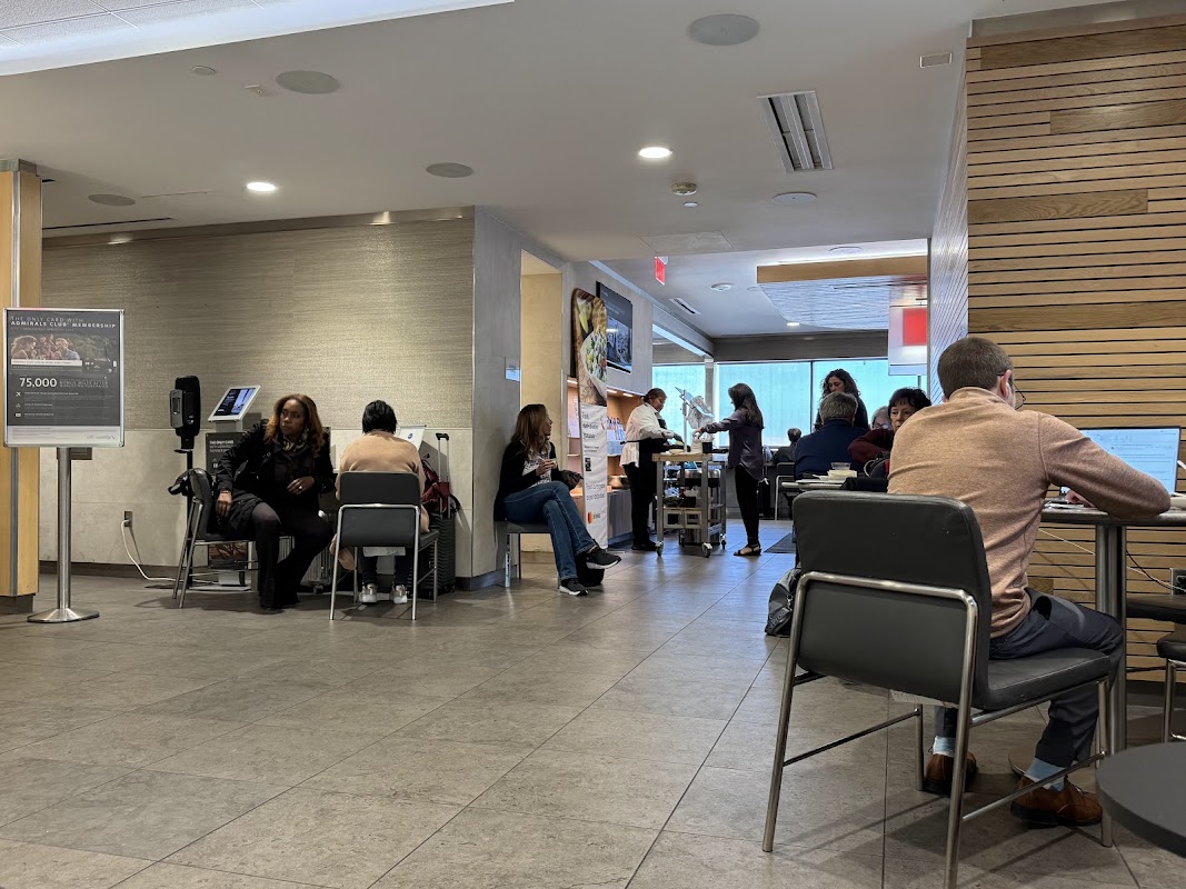 AA Admirals Club PHX (A7/A9)