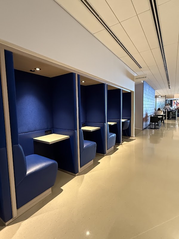 United Club ORD T2 (E7)